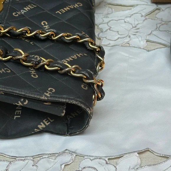 1995 Chanel Black Quilted Shoulder Bag with Gold Chain - Picture 6 of 16